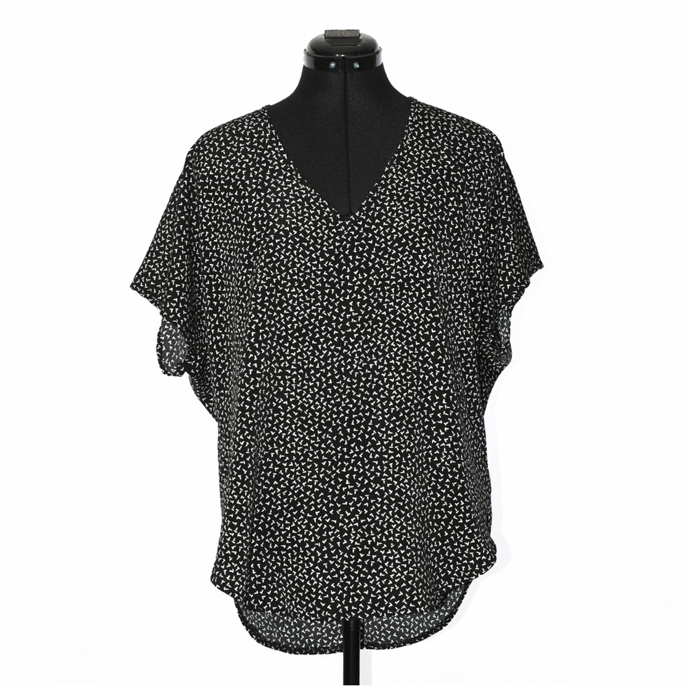 Short sleeve V-neckline High-low Flowy Top